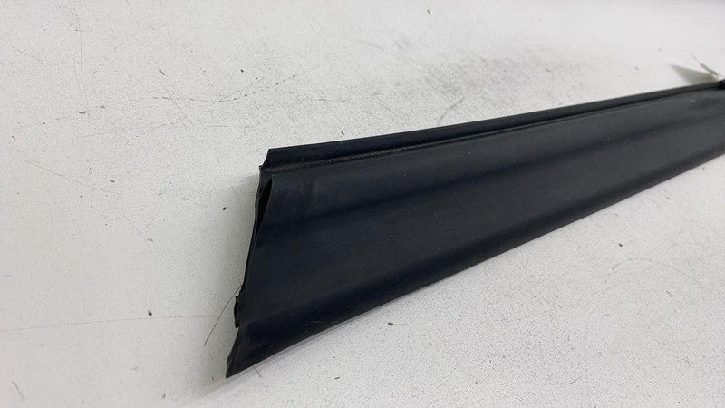 PT00002356 ⭕ 22-24 Rivian R1T Left Driver Side Skirt Rocker Panel Molding Seal PT00002356