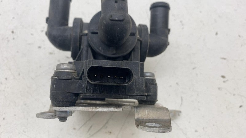 4KE 121 703 E ⭕ 2019-2023 Audi E-Tron Quattro Warm Water Heater Valve w/ Bracket 4KE121703E