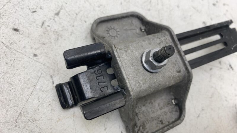 1118599-00-C 17-23 Model 3 12V Battery Upper Tie-down Bracket Strap Holder Mount 1118599-00-C
