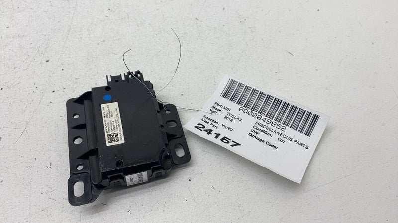 1093295 00 A 2017-2023 Tesla Model 3 Center Console Front USB Hub Charger Control Module OEM