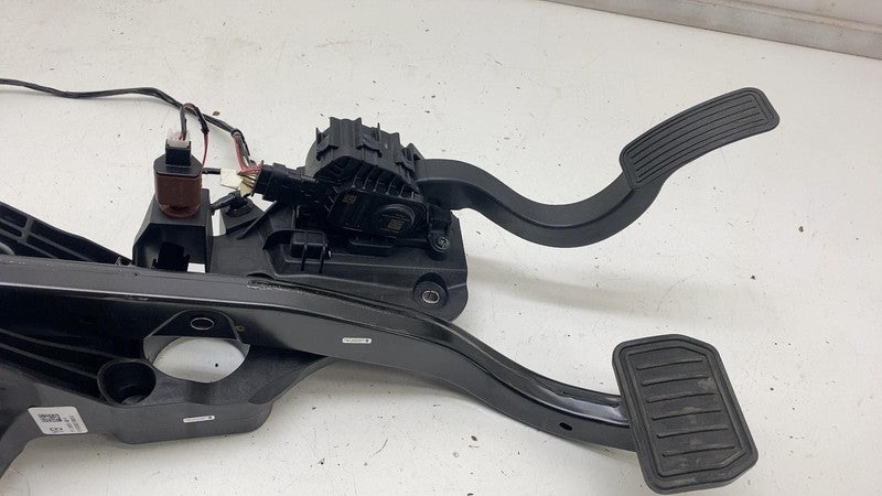 ⭕ 2020-2023 Tesla Model Y Accelerator and Brake Pedal Pad Assembly 118