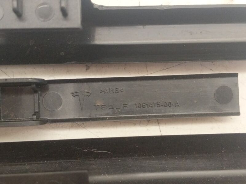 1051475 00 A 12-20 Model S Front Seat Rail Track Trim Rear Outer End Slide Cover 1051475-00-A