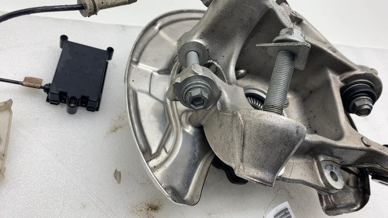 6861802 04 2017-2023 BMW 530e Rear Right Spindle Knuckle Wheel Hub w/ ABS & Dust Shield RWD