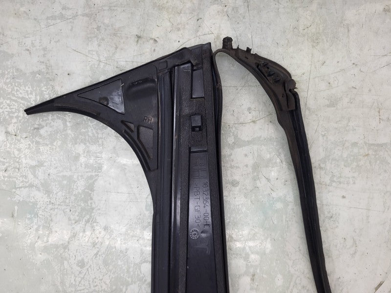 1032364 00 C ⭕ 16-20 Tesla Model X Right B-Pillar Applique Glass w/ Rubber Seal 1032364-00-C