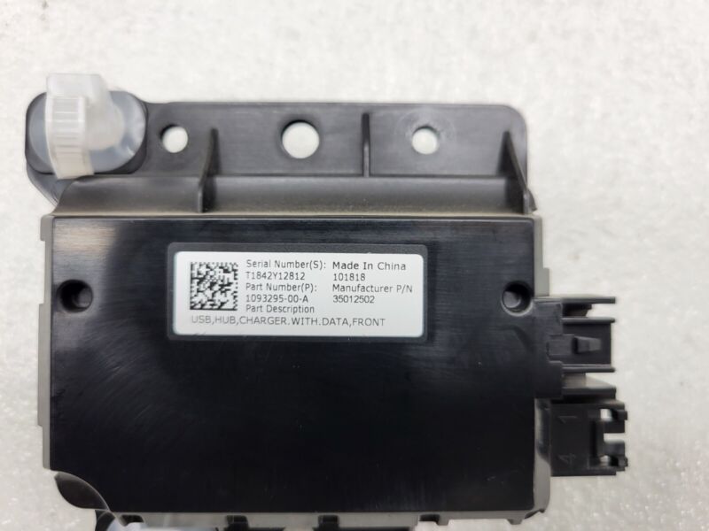 1093295 00 A 2017-2020 Tesla Model 3 M3 Front Center Console USB Hub Charger w/ Data Module
