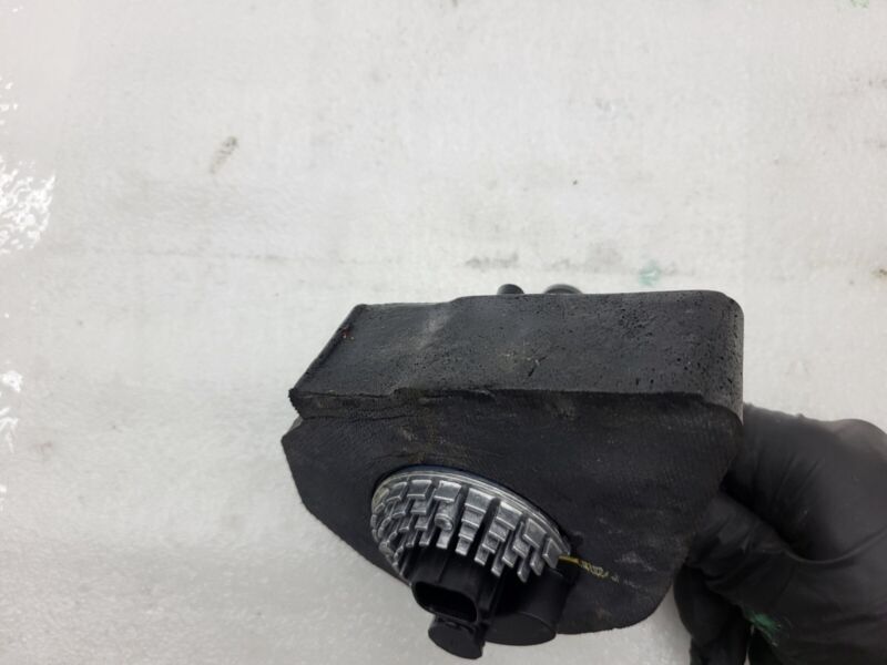 106747300H 2012-2020 Tesla Model S Battery Auxiliary Water Coolant Pump Foam Isolated Assy