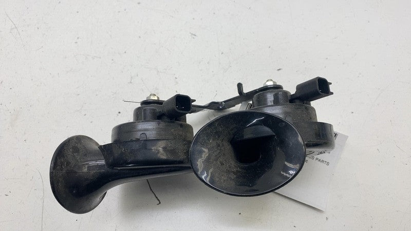 E10020046 ⭕ 2017-2023 Tesla Model 3 High + Low Pitch Tone Horn 510 & 410 Hertz w/ Bracket