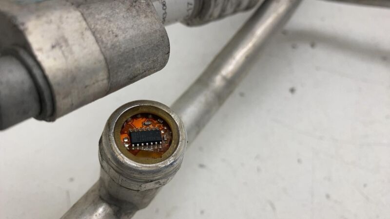 20296610 14-21 BMW i3 Air Conditioning Refrigerant AC Suction Tube Shut Valve 64506820923