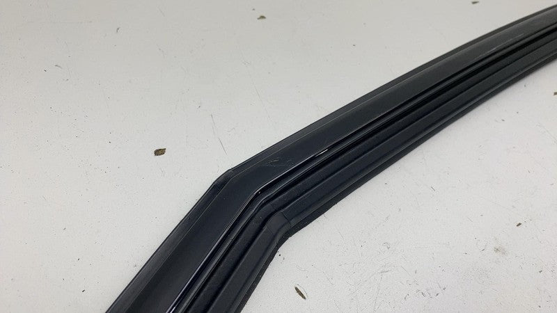 31108768 ⭕ 2021-2023 Polestar 2 Front Right Door Upper Weatherstrip Rubber Seal 31108768