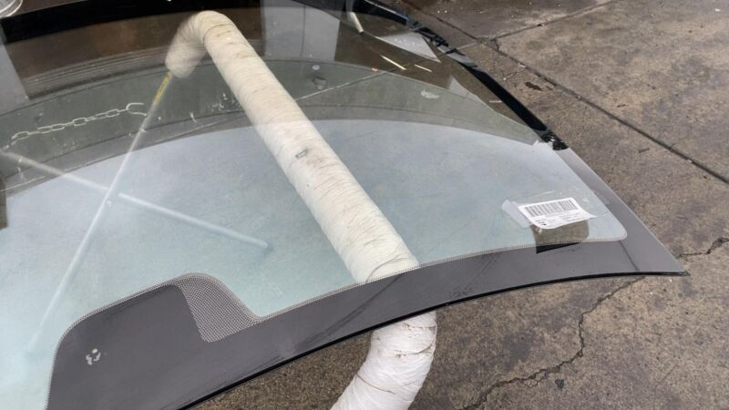 102163401D 2012-2015 Tesla Model S MS Front Windshield Heated Wiper Area (No Auto Pilot)