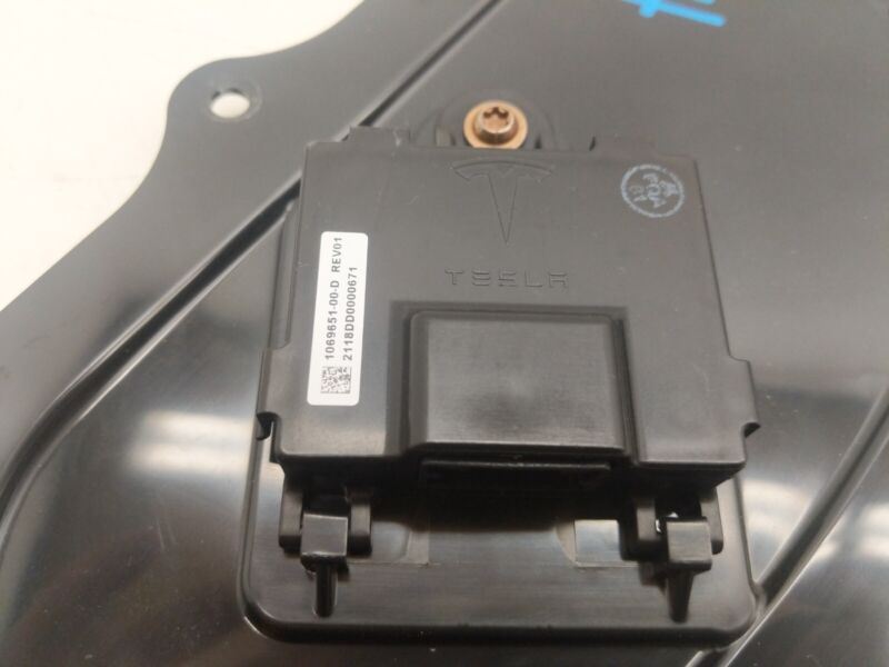 1069651 00 D ⭕ 12-20 S Rear Left Door Inner Cover Plate w/ Handle Control Module 1069651-00-D