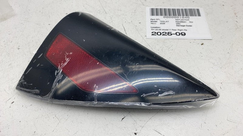 2029541-00 ⭕ 25-26 Model Y Rear Passenger Side Quarter Panel Reflector Right 2029541-00-B