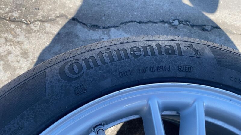 142022200A 2021-2023 Tesla Model S Rear Wheel Rim 19x10.5 +45MM w/ Continental Tire 285/40