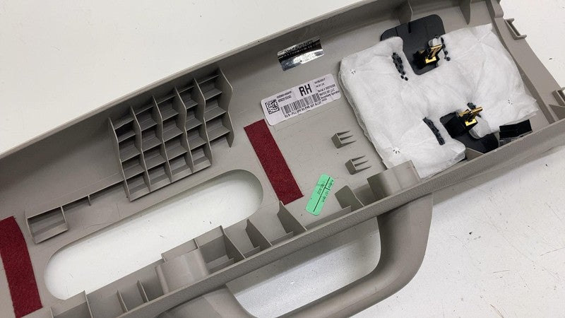 ⭕ 17-25 Chrysler Pacifica Front Right Side Upper B-Pillar Trim Cover