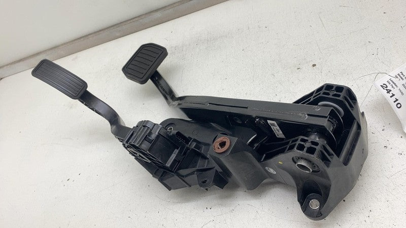 ⭕ 2020-2024 Tesla Model Y Accelerator and Brake Pedal Pad Assembly 118