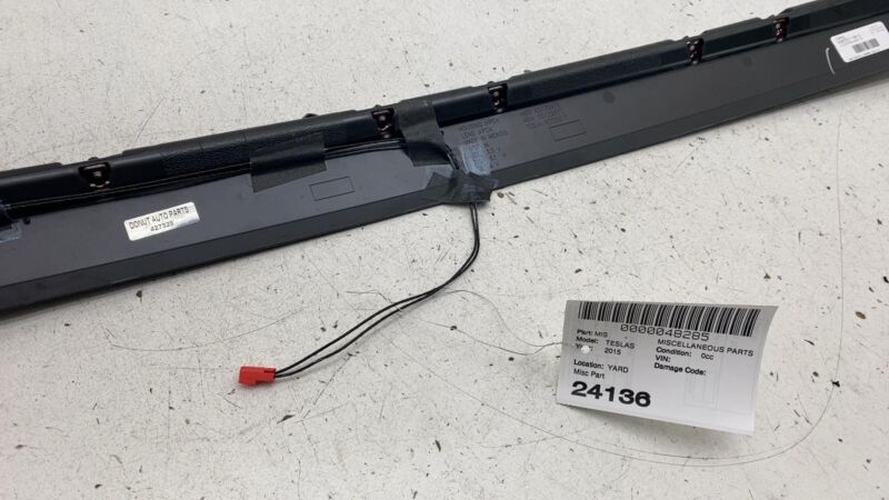 600591700E 2012-2020 Tesla Model S Rear Center High Mounted Stop Light Third 3rd Brake Assy