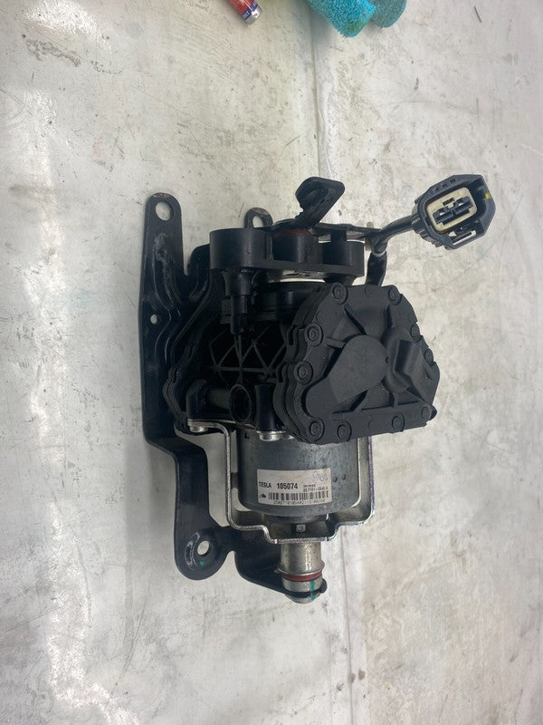 6006359 00 A 2012-2015 Tesla Model S Brake Servo Booster Vacuum Pump and Isolator w/ Bracket