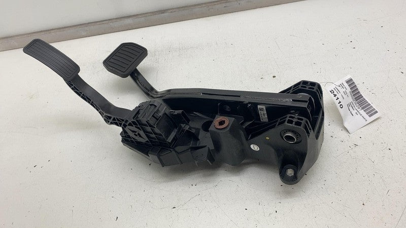 ⭕ 2020-2024 Tesla Model Y Accelerator and Brake Pedal Pad Assembly 118