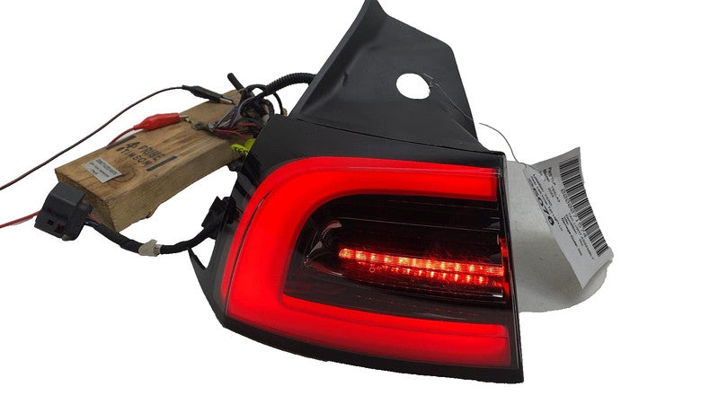 ⭕ 17-22 Model 3 Rear Left Outer Exterior Taillight Tail Lamp 3-Pin Red