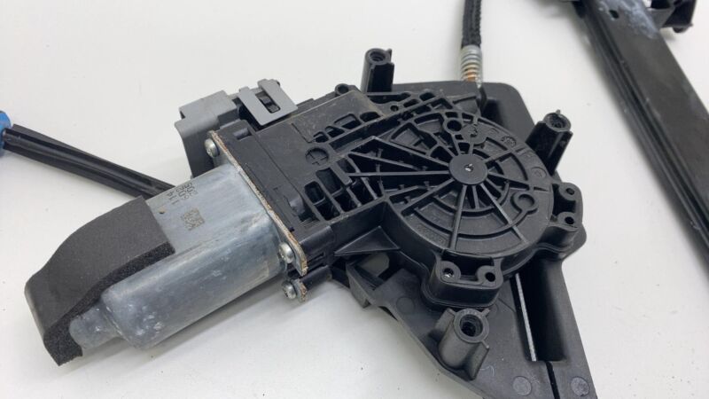 600637700G 2012-2020 Tesla Model S Rear Passenger Side Door Window Regulator & Motor Right
