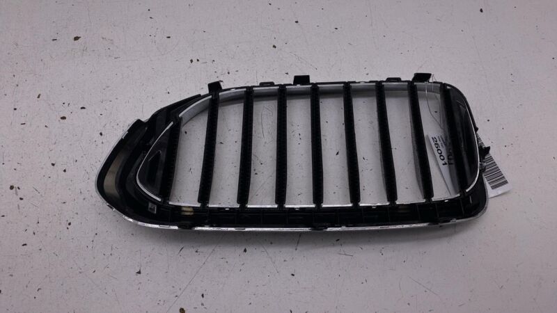 8070470 2017-2021 BMW 530e G30 Front Passenger Side Bumper Kidney Grille Right 8070470