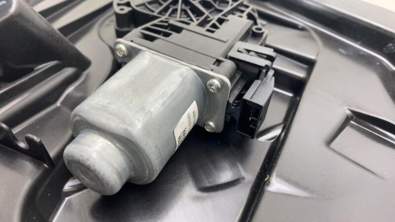 1096622-00-J ⭕17-20 Tesla Model 3 Rear Left Window Regulator and Motor + Carrier 1096622-00-J