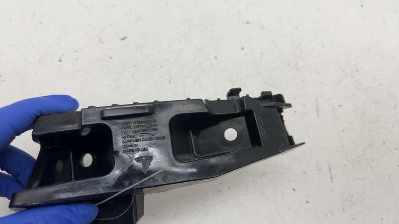 175710000C ⭕ 24-25 Model 3 Rear Passenger Taillight Tail Lamp Mount Bracket RH 1755643-00-D