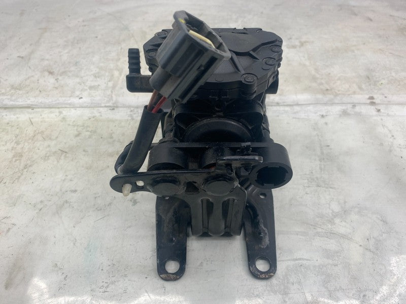 6006359 00 A 2012-2015 Tesla Model S Brake Servo Booster Vacuum Pump and Isolator w/ Bracket