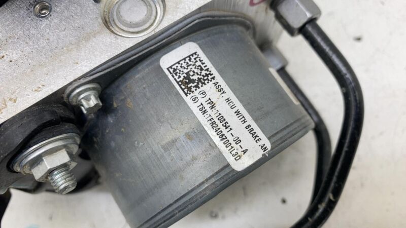 110354100A ⭕ 24 Model 3 Anti-Lock Brake System ABS Pump Unit w/ Bracket & Pipe 1103541-00-A