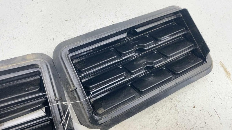 ⭕ 17-25 Chrysler Pacifica Rear Left & Right Quarter Air Vent Grille 68