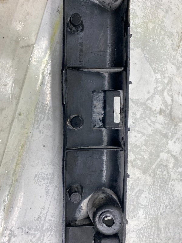 104669000B ⭕ 16-23 Tesla Model X Driver Side Rocker Carrier Panel Trim Bracket 1046690-00-B