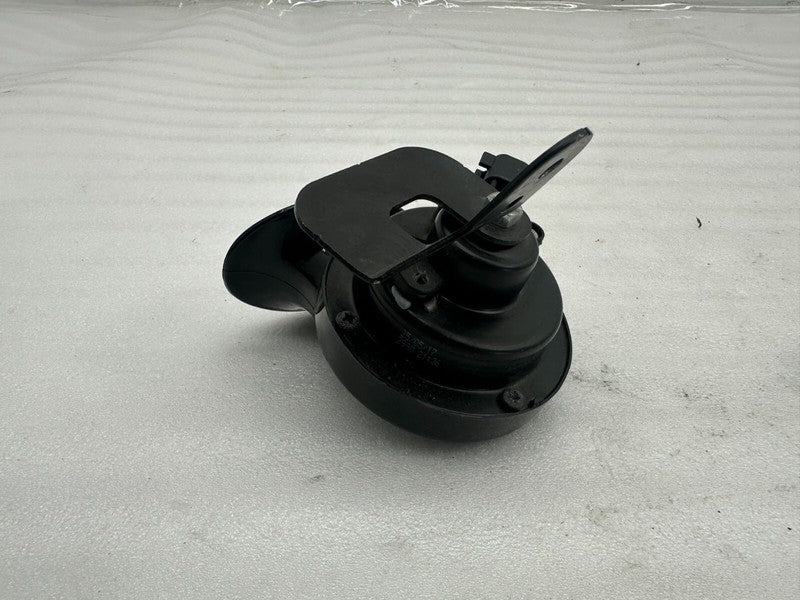 E1 0020046 ⭕ 2012-2020 Tesla Model S Seger High Pitch Tone Horn 12V 510 Hertz with Bracket