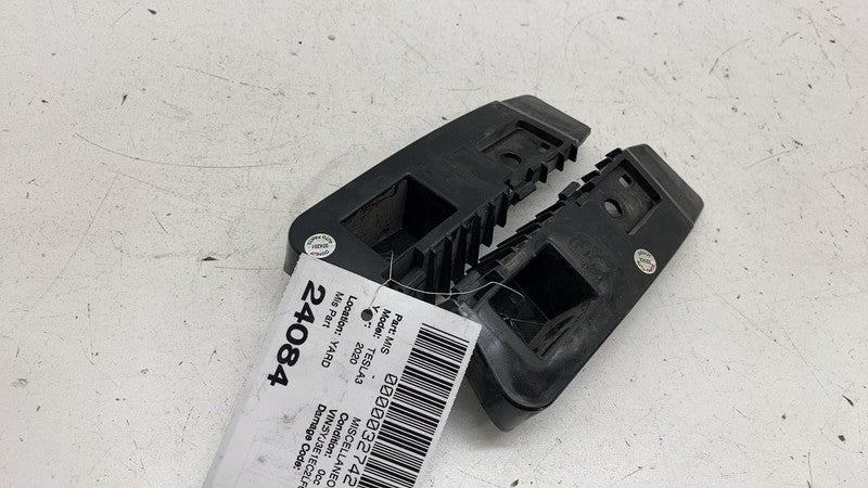 108399300D 17-23 Model 3 Rear Left & Right Bumper Taillight Lamp Mount Bracket 1083993-00-D