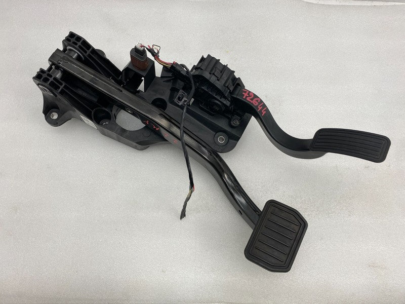 118869100B ⭕ 2020-2023 Tesla Model Y Accelerator and Brake Pedal Pad Assembly 1188691-00-B