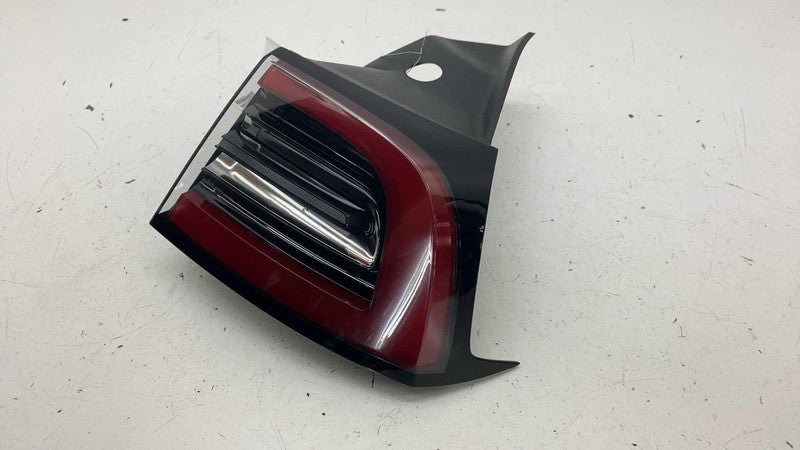 150208700D ⭕ 21-24 Tesla Model Y Rear Right Taillight Outer Lamp On Quarter RH 1502087-00-D