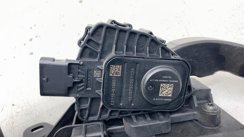 ⭕ 2020-2023 Tesla Model Y MY Accelerator & Brake Pedal Pad Assembly 11