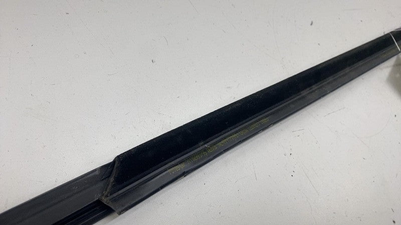 31108993 ⭕ 21-23 Polestar 2 Front Passenger Side Door Window Belt Molding Right 31108993