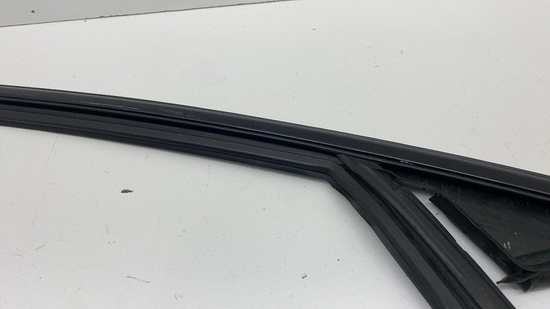31108768 ⭕ 2021-2023 Polestar 2 Front Right Door Upper Weatherstrip Rubber Seal 31108768