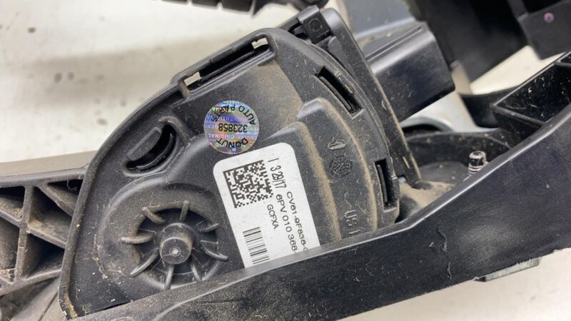 H1729 172946 2013 2014 2015 2016 2017 2018 Ford C-Max Hybrid Brake and Gas Pedal Pad Assembly
