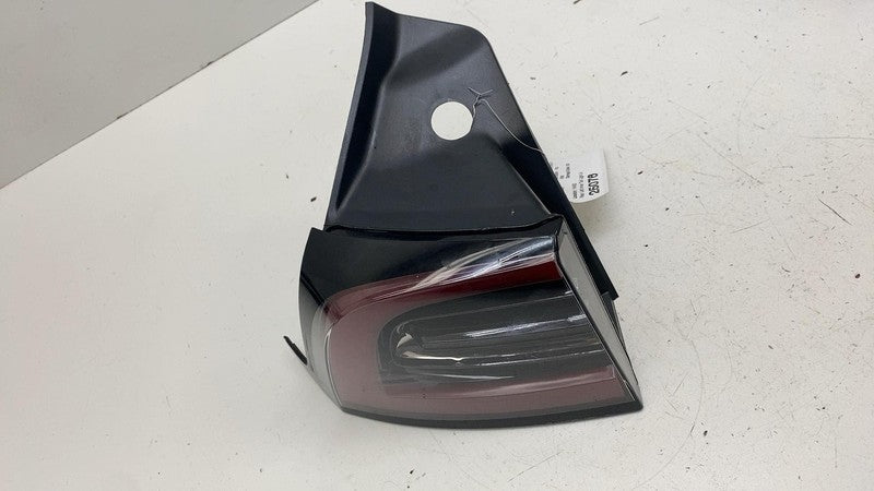 ⭕ 17-22 Model 3 Rear Left Outer Exterior Taillight Tail Lamp 3-Pin Red