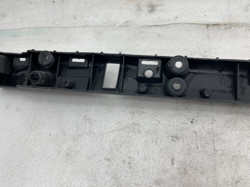 104669000B ⭕ 16-23 Model X Driver Side Rocker Carrier Panel Trim Bracket Left 1046690-00-B