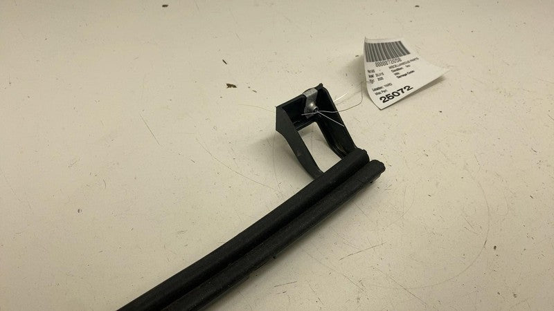 84923391 ⭕19-25 Chevrolet Silverado 1500 Front Right Door Window Glass Channel 84923391