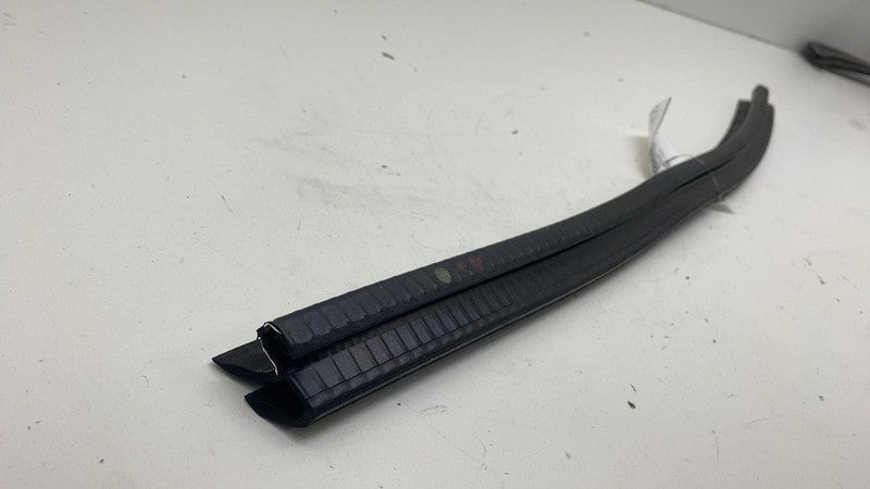 ⭕ 19-25 Chevy Silverado 1500 Front Left Door Window Weatherstrip Seal