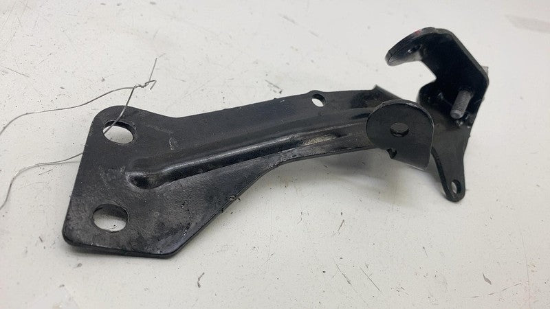 864797905 ⭕2021-2023 BMW 530e Engine Air Intake Manifold Bracket Support Holder 8647979-05