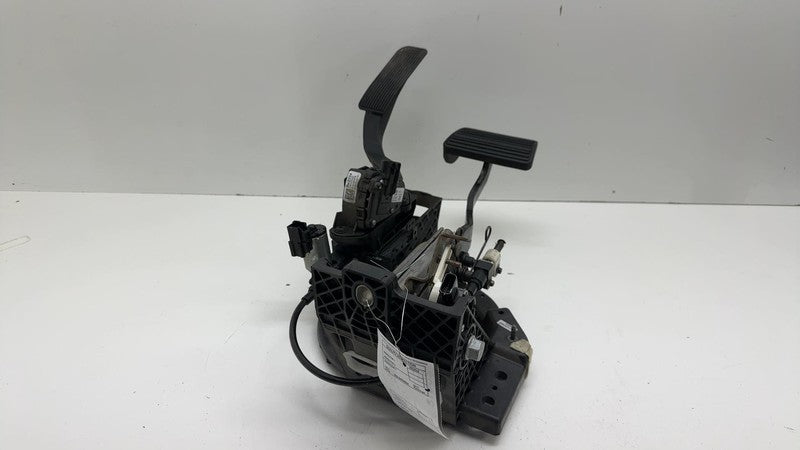 ⭕ 2016 Chevy Silverado 1500 Gas Accelerator and Brake Pedal Assembly 2
