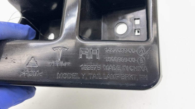 150696900B 2020-2024 Tesla Model Y MY Passenger Side Taillight Tail Lamp Bracket Right Assy