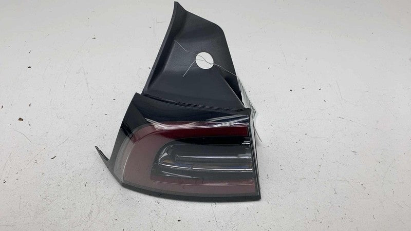 ⭕ 17-22 Model 3 Rear Left Outer Exterior Taillight Tail Lamp 3-Pin 107