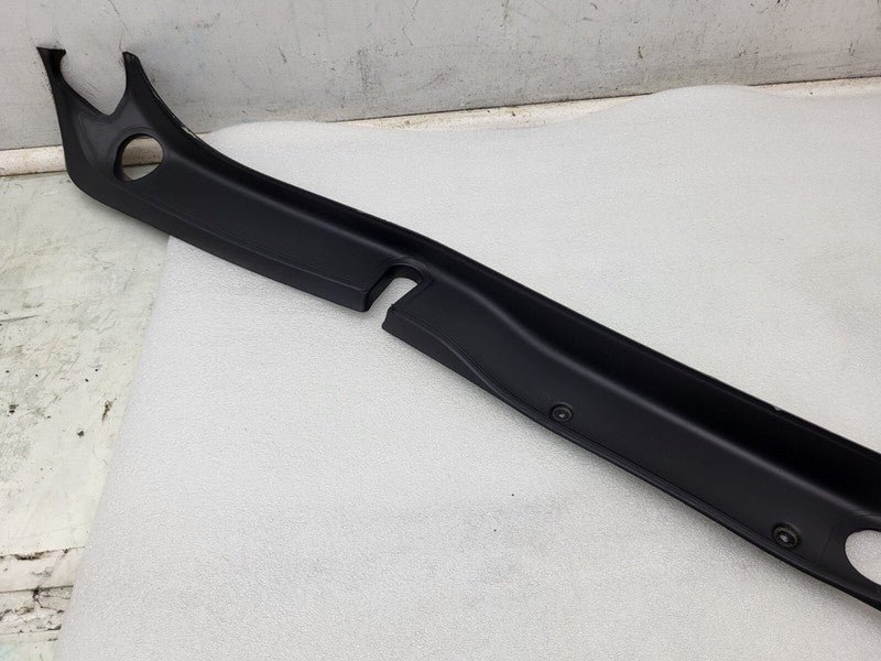 1047885 00 C ⭕ 16-20 Model X MX Rear Center Tailgate Liftgate Upper Trim Molding 1047885-00-C