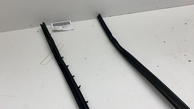 PT00002210 ⭕2022-2025 Rivian R1S Front Left Door Window Weatherstrip Run Channel PT00002210