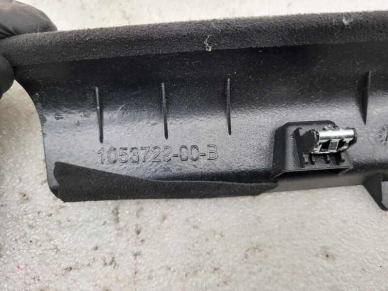 105155604B ⭕ 2016-2020 Tesla Model X Falcon Door Mid Gap Hider Right Side OEM 1051556-04-B